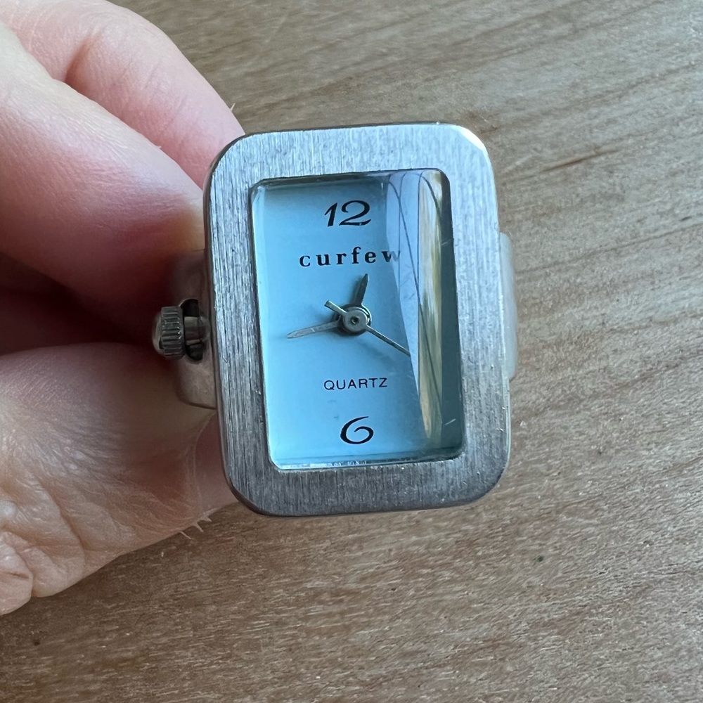 Vintage Style concepts in time Curfew silver tone ring watch NEW BATTERY